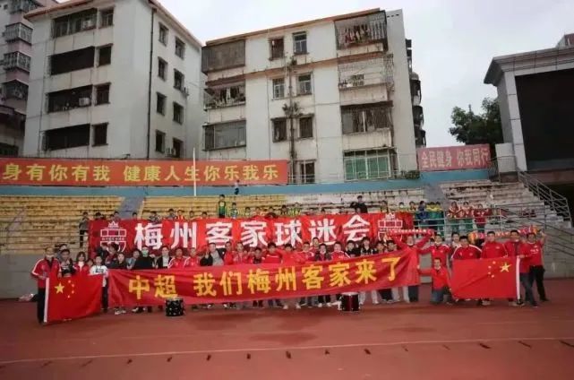 官方：沙欣和本德回归多特担任一线队助理教练多特蒙德官方宣布，沙欣和本德回归多特，将担任一线队主教练泰尔齐奇的助理教练，而目前的助教阿尔明-罗伊特沙恩应自己的要求将离队。